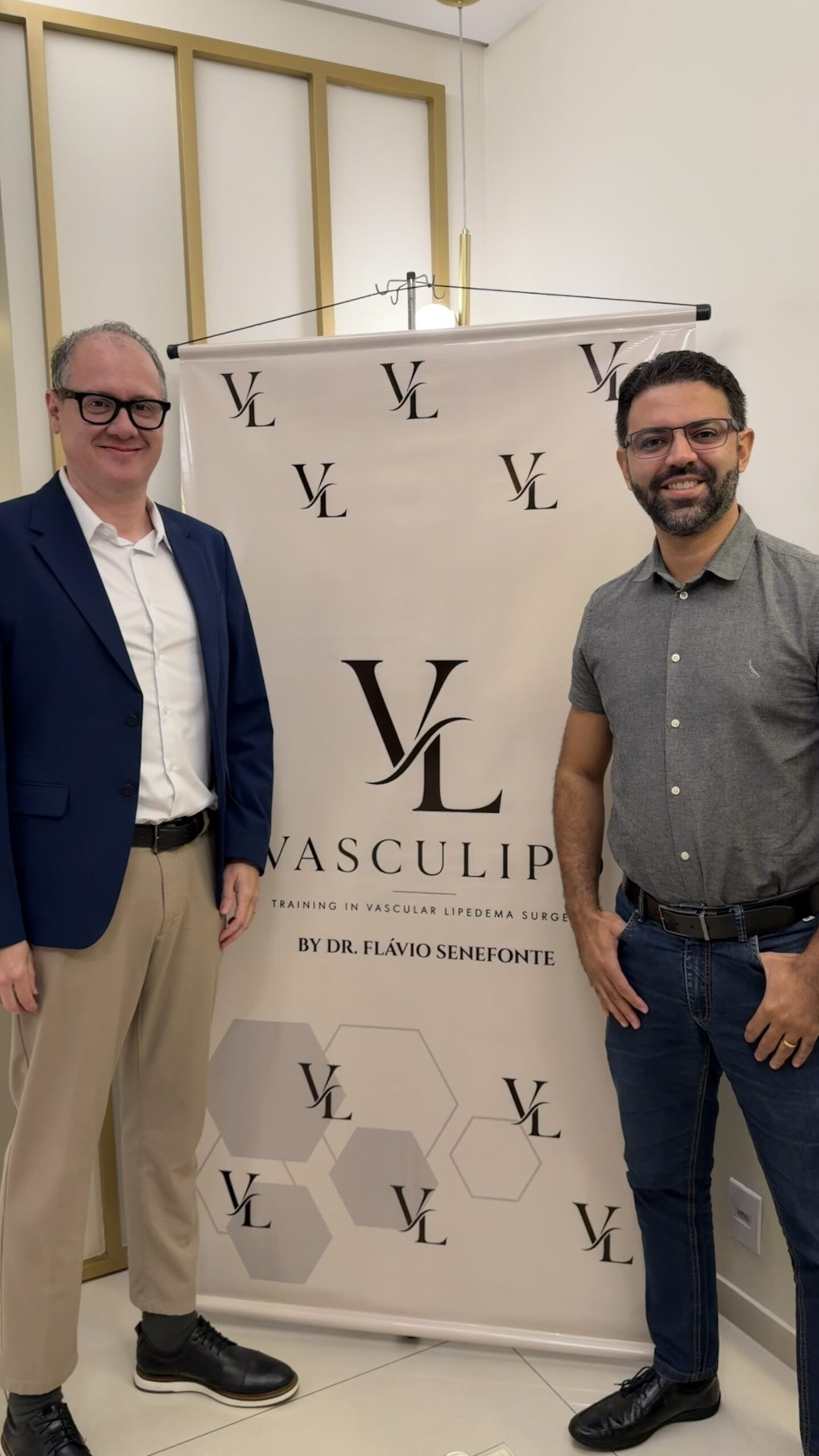 Dr. Flávio Senefonte e o Dr. Ricardo diante do banner Vasculipo
