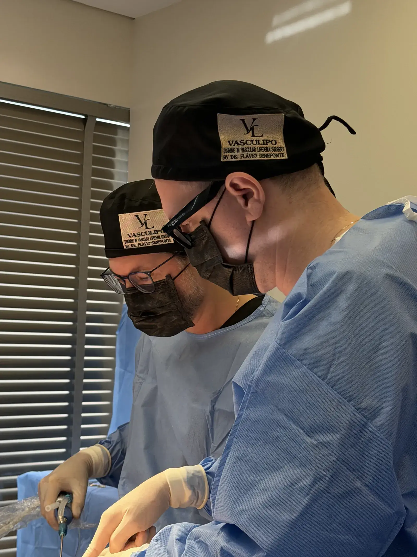 Dr. Flávio Senefonte orienta um médico durante procedimento na mentoria Vasculipo
