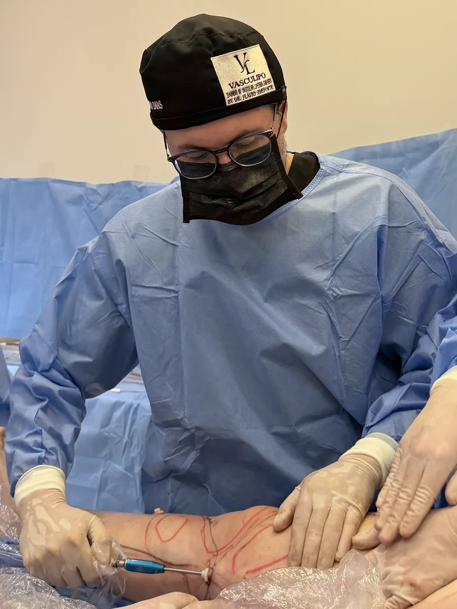 Cirurgião com touca Vasculipo no centro cirúrgico