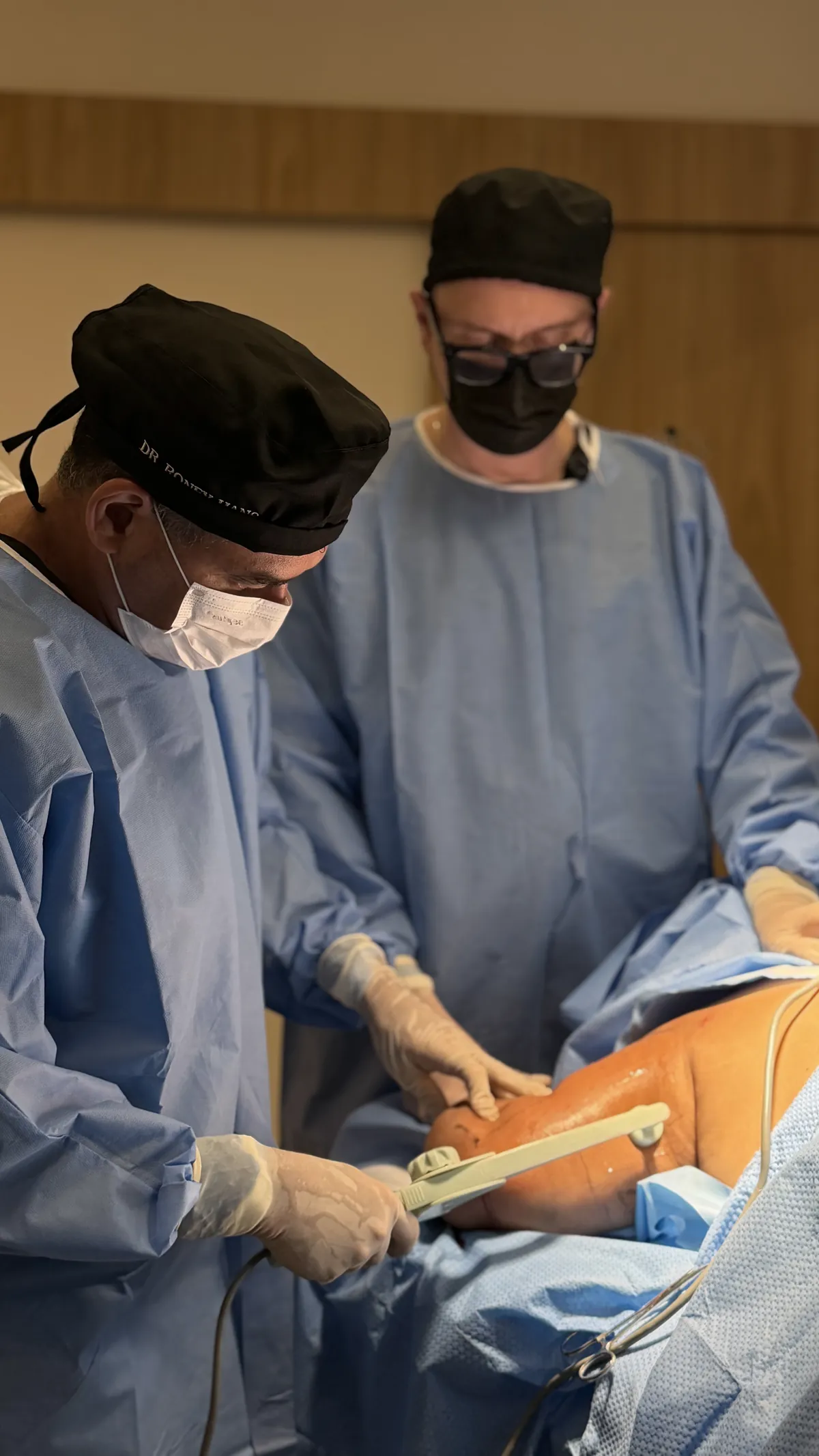 Médico participante executa etapa da cirurgia sob supervisão do Dr. Flávio Senefonte