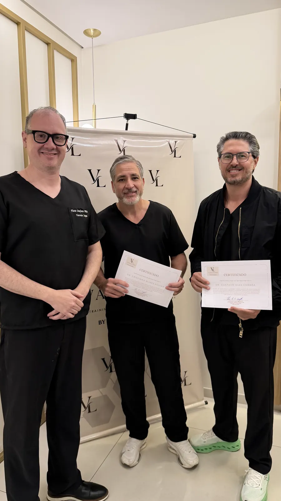 Dr. Flávio Senefonte com o Dr. Cristiano e o Dr. Gustavo, que seguram o certificado da mentoria Vasculipo