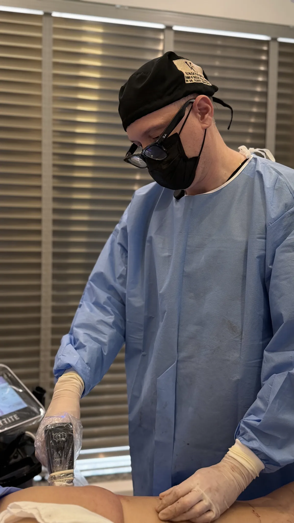 Cirurgião com equipamento de vibrolipoaspiração no centro cirúrgico